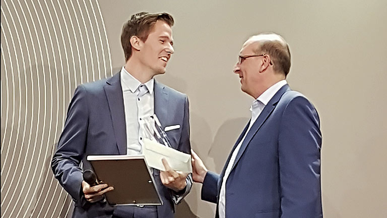 Frank Stach (r.) übergibt den Preis „Information/Recherche“, ausgelobt vom DJV-NRW, an den Preisträger Max Hanke. | Foto: Sascha Fobbe