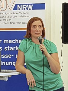 Helene Pawlitzki führte kurz und knackig ins Thema Podcasting ein. | Foto: Corinna Blümel