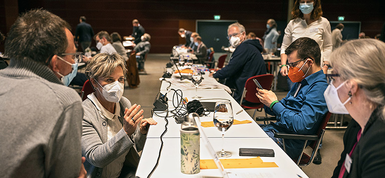 Besprechungen im Masken-Style (v.l.): Stefan Lenz und Andrea Hansen, auf der anderen Seite des Tisches Oskar Vitlif und Corinna Blümel. | Foto: Arne Pöhnert