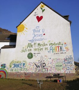 Helferinnen und Helfer hinterließen ihre Botschaften an diesem Haus in Dernau. | Foto: Carmen Molitor
