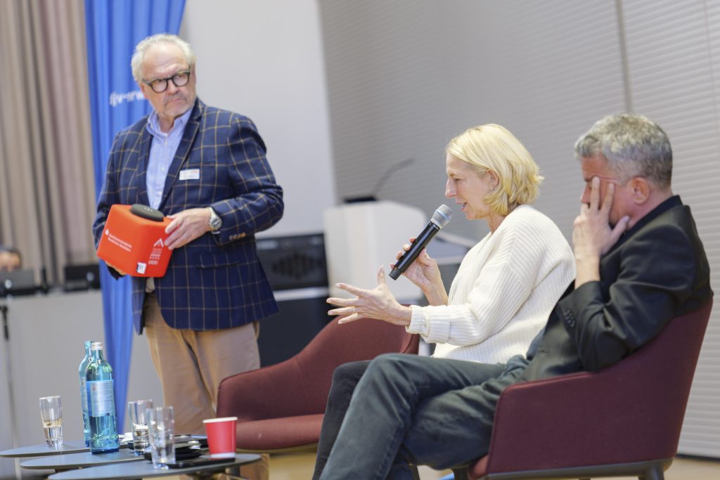 Moderator Horst Kläuser im Gespräch mit Katrin Eigendorf, Jens Jessen und Paul Ronzheimer. | Foto: Alexander Schneider
