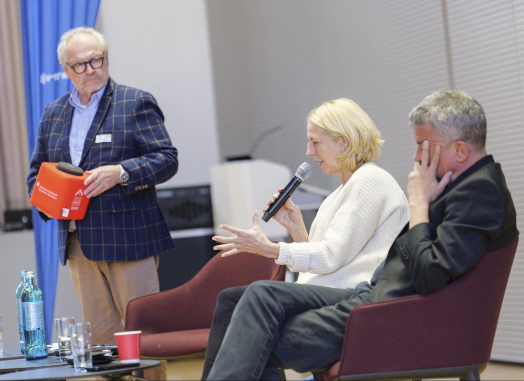 Panel Aktualität versus Hintergrund (v.l.): Moderator Horst Kläuser mit Katrin Eigendorf und Jens Jessen. Paul ronzheimer war aus der Ukraine zugeschaltet. | Foto: Alexander Schneider