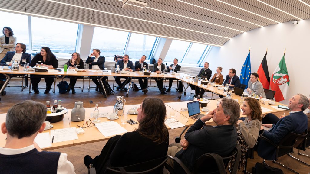 Der neue Medien-Fachkräfte-Beirat für NRW traf sich zu seiner konstituierenden Sitzung. | Foto: Land NRW/Robin Teller