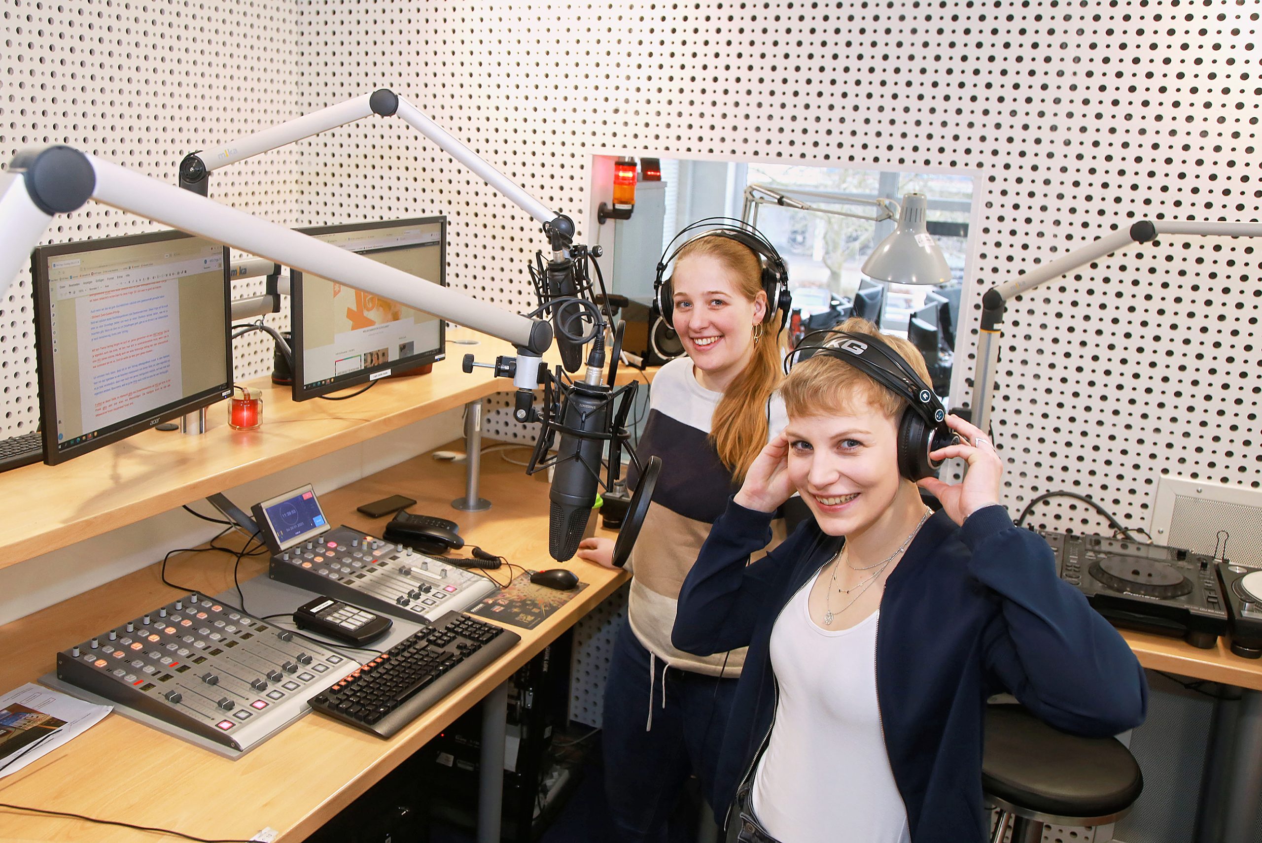 Miriam Jagdmann (vorne) und Lina Wiggeshoff beleuchten im Podcast das WG-Leben. | Foto: Anja Cord