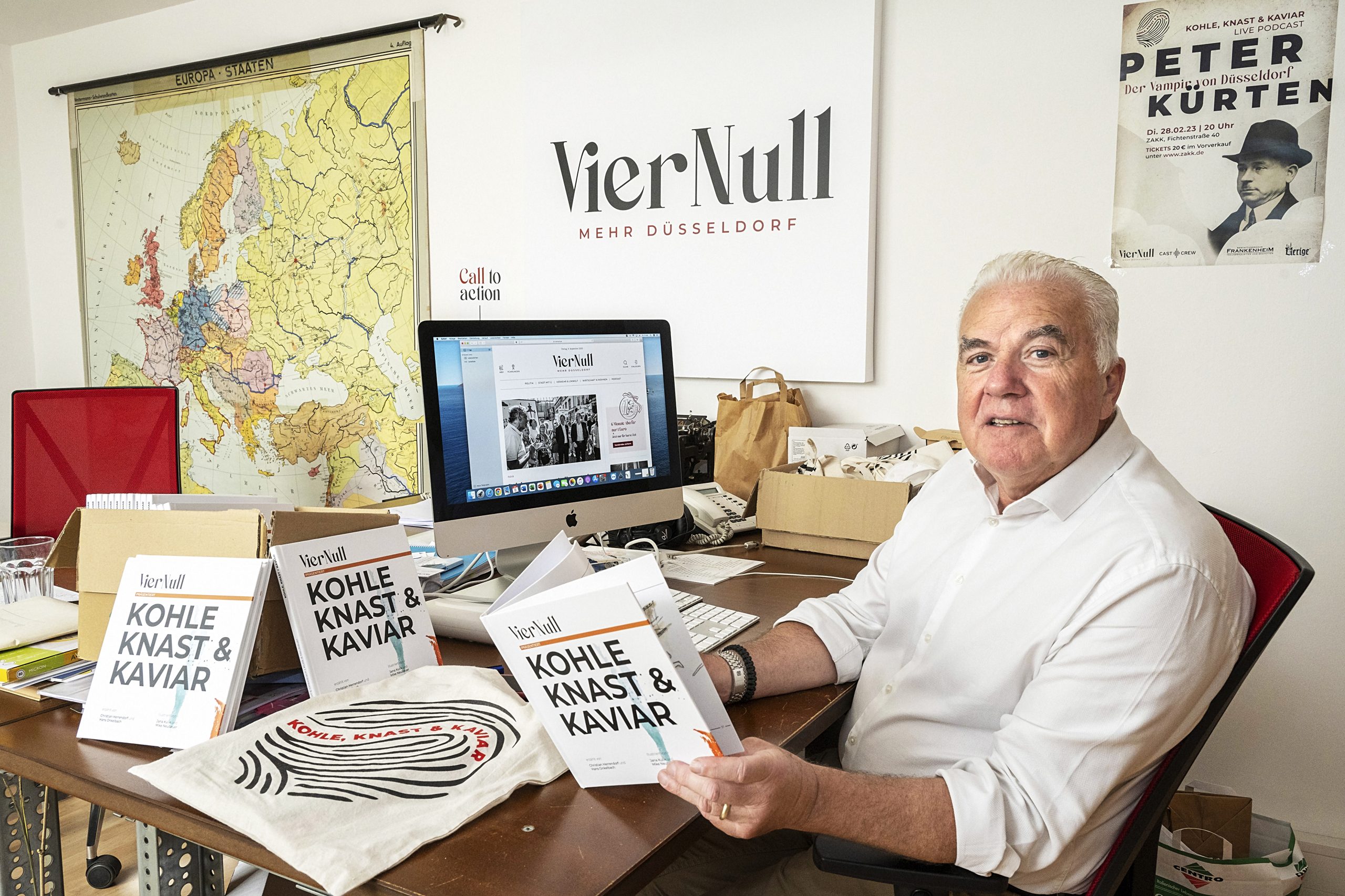 Hans Onkelbach, einer der Gründer des Lokalblogs VierNull in Düsseldorf, sitzt an seinem Schreibtisch.