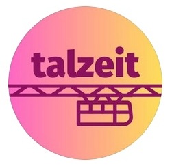 Das Logo besteht aus einem Kreis mit Farbverlauf von pink zu orange. Unter dem Schriftzug talzeit fährt eine stilisierte Schwebebahn.  