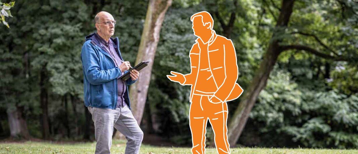 In einem Park steht ein Mann mit Brille und blauer Jacke. Er hält Tablet und Stift in den Händen. Ihm gegenüber steht ein unkenntlich gemachter Mann. Über seine Figur ist eine orange Farbfläche mit weißen Konturen gesetzt.