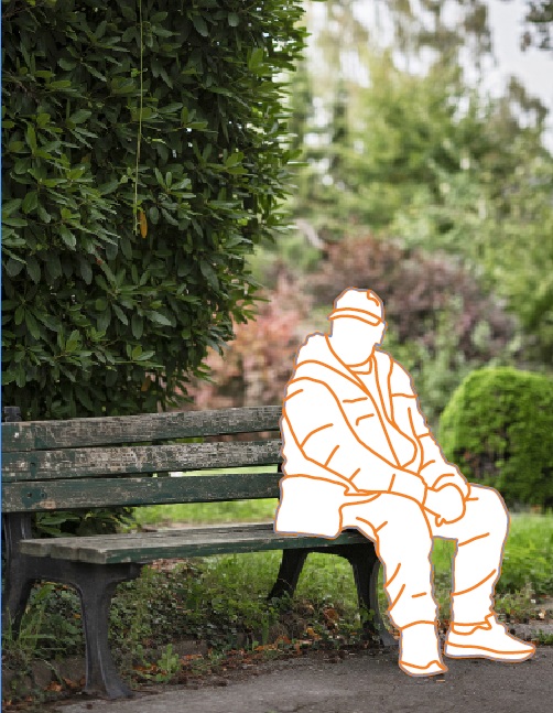 Ein Mann mit Jacke und Baseballkappe sitze auf einer Parkbank, die Hände vor dem Körper gefaltet. Zur Anonymisierung ist der Körper ist durch eine weiße Fläche mit orangenen Konturen abgedeckt. Hinter ihm sind mehrer Büsche zu erkennen. 