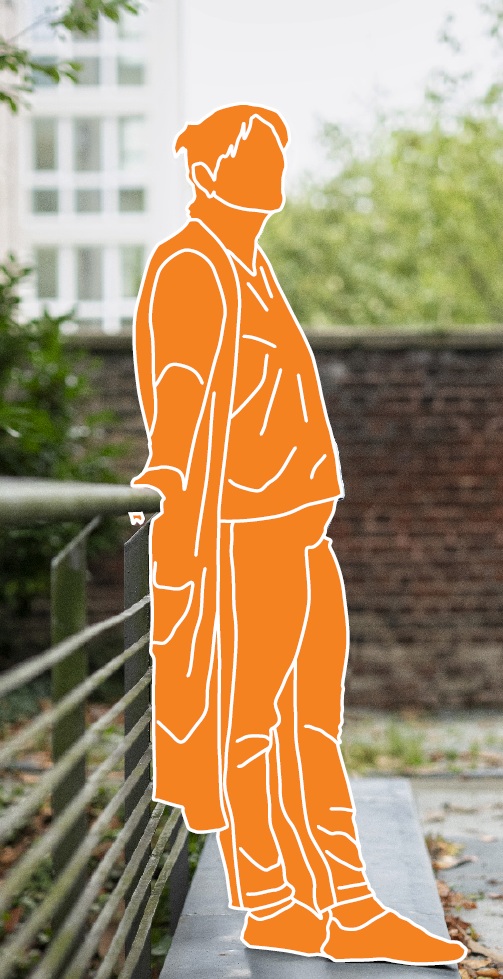 Eine Frau in einem langen, offenen Mantel lehnt an einem Geländer. Die Person ist durch eine orange Fläche mit weißen Linien abgedeckt. Im Hintergrund eine Mauer und dahinter unscharf ein Gebäude und etwas Grün.