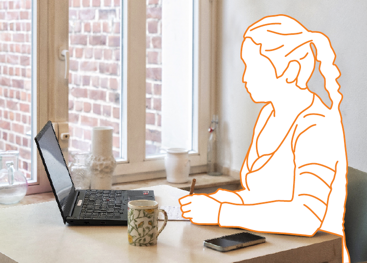 Eine Frau mit einem Pferdeschwanz arbeitet vor einer Fensterwand an einem Laptop. Zur Anonymisierung ist ihr Körper ist durch eine weiße Fläche mit orangen Konturen abgedeckt. Neben dem Laptop steht eine Kaffeetasse. Durch das Fenster hinten sieht man eine Backsteinwand. 