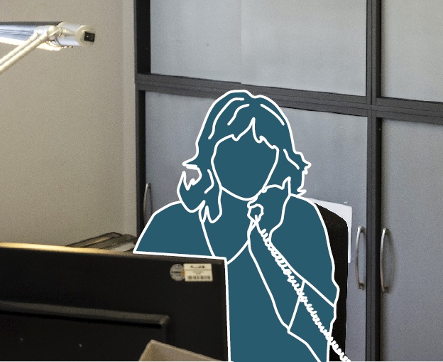 Eine Frau telefoniert im Büro. Man sieht ihren Oberkörper. Die Person ist durch eine blaue Fläche mit weißen Linien abgedeckt. Im Vordergrund sind ein Bildschirm und Teil einer Schreibtischlampe zu sehen, im Hintergrund Schränke. 