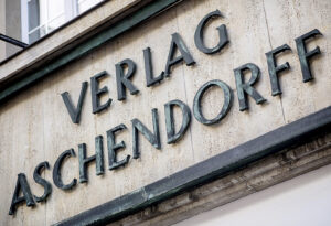 Schriftzug "Verlag Aschendorff" an einer Fassade 