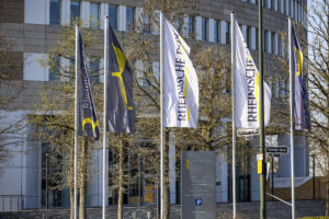 Fahnen wehen vor dem Pressehaus der Rheinischen Post.
