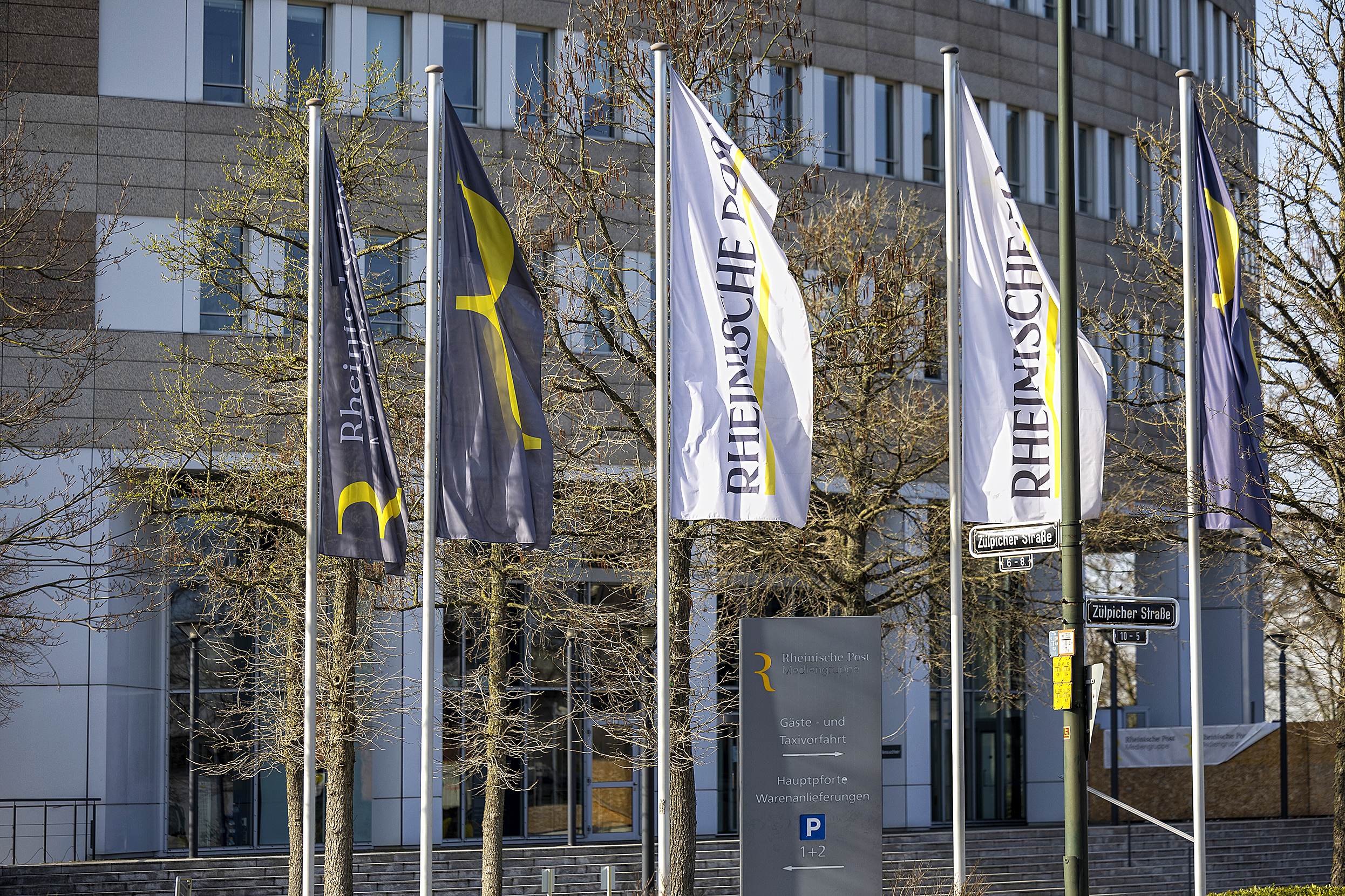 Fahnen wehen vor dem Pressehaus der Rheinischen Post.